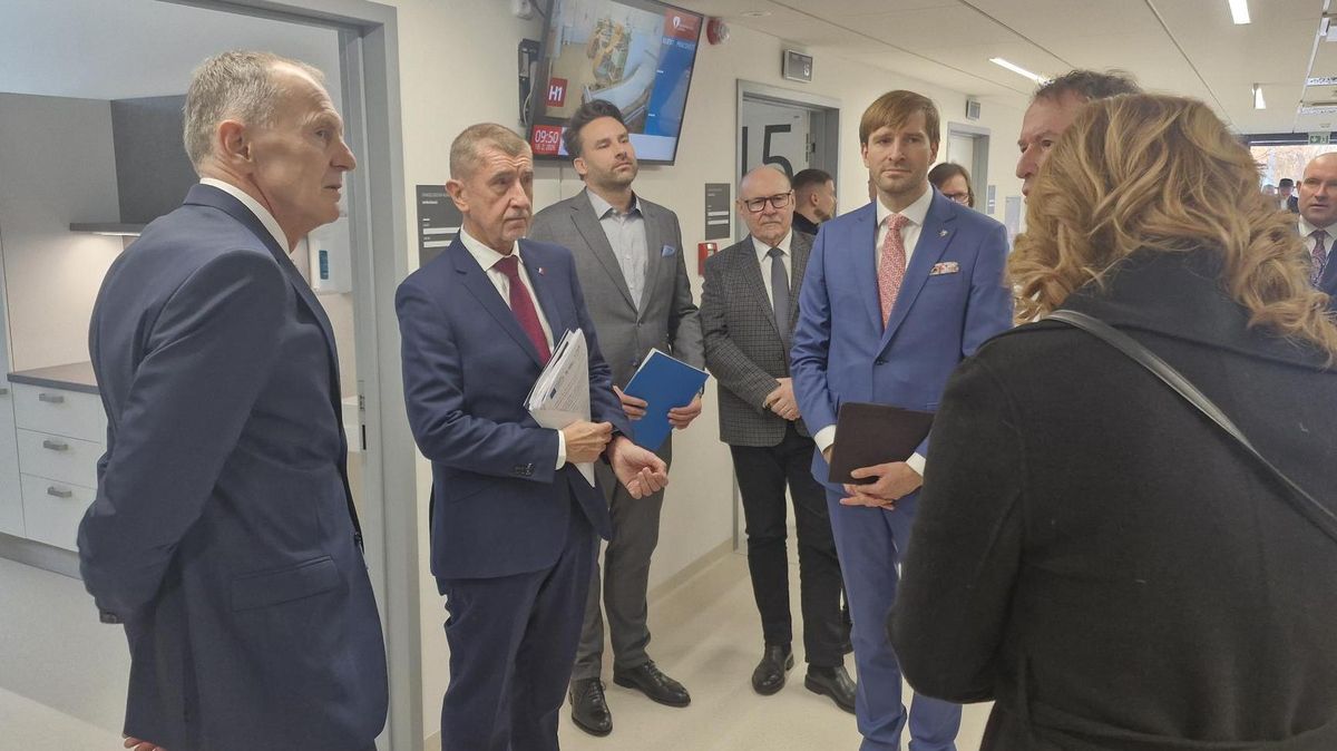 Babiš v olomoucké nemocnici: Doufám, že se podezření v kauze defibrilátorů nepotvrdí